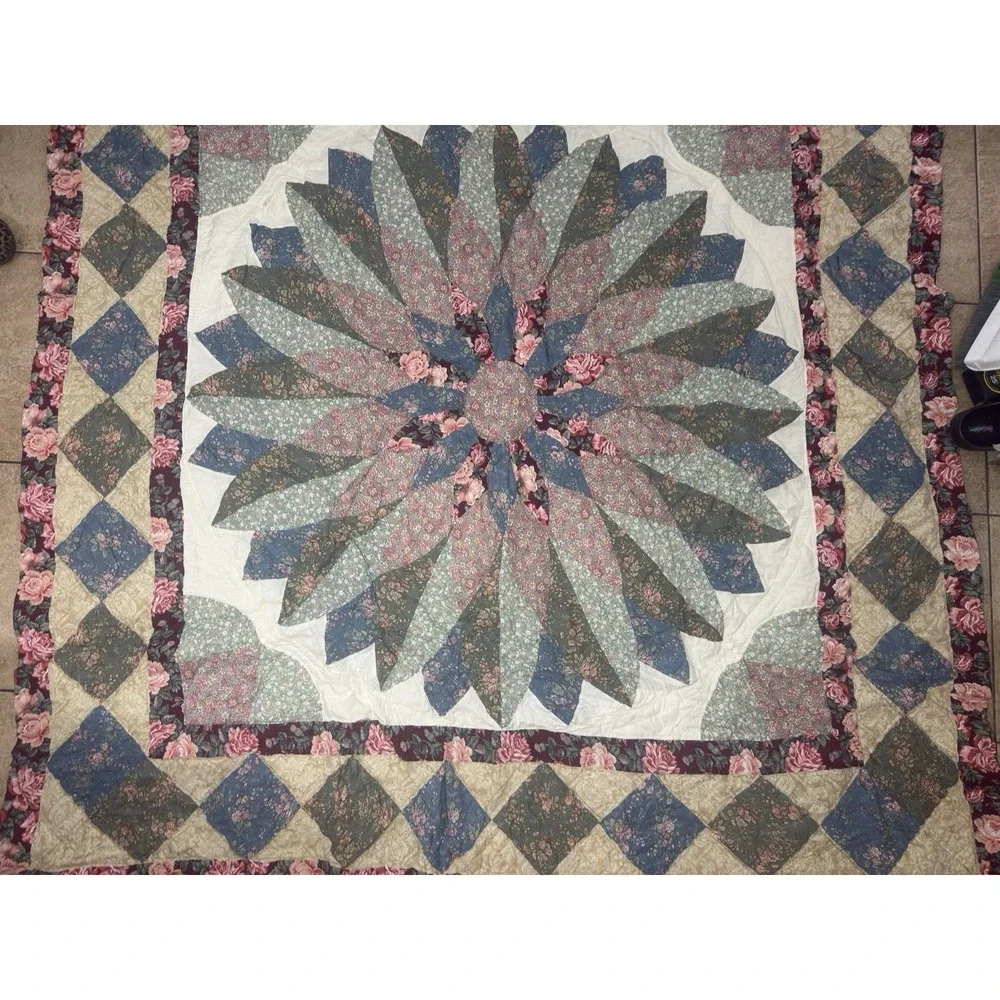 Dahlia Patchwork Quilt F/Q Ditsy Floral Shabby Chic Vtg Cottage Grannycore Decor